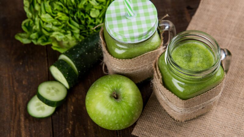 Receita de Smoothie Verde Detox com Abacaxi, Espinafre e Chia